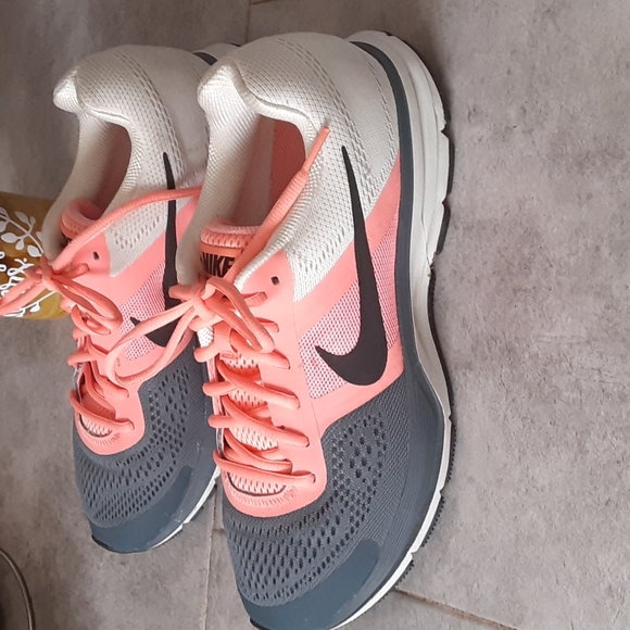 Shoes - NIKE PEGASUS 30  SIZE  10.5